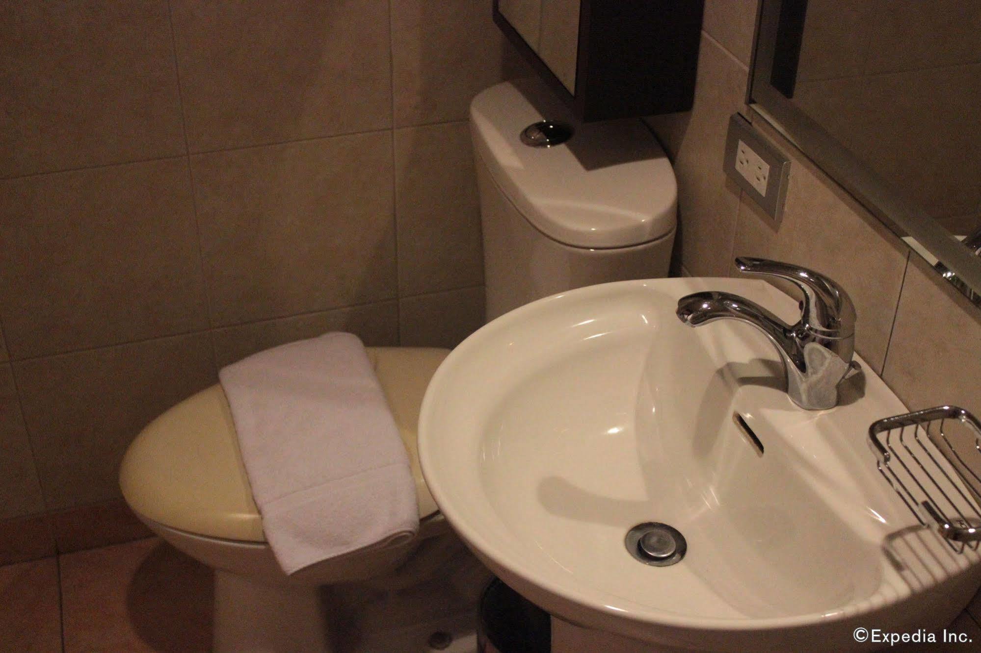 Soleste Suites Quezon City Exterior foto